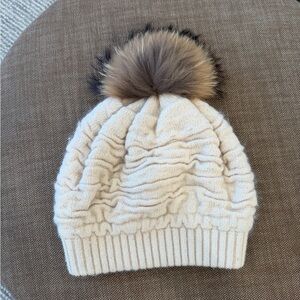 Elegant Cream Knit Beanie with Faux Fur Pom-Pom